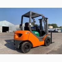 Вилковий автонавантажувач Komatsu на великих 12 колесах. Модель:FG20C-16