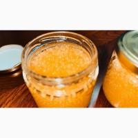 Червона ікра форелі. Чорна ікра сибірського осетра