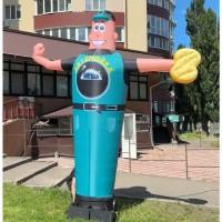 Человек машет на дороге, реклама в месте продаж 340 см