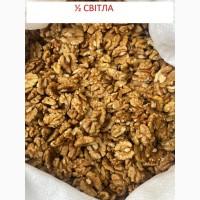 Горіхи та сухофрукти в асортименті