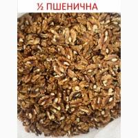 Горіхи та сухофрукти в асортименті