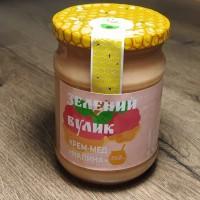 Крем-мед з фруктами, ягодами та горіхами