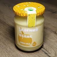 Крем-мед з фруктами, ягодами та горіхами