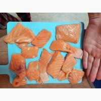 Куски свежемороженого лосося на коже и без кожи