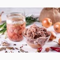 Предприятие на постоянной основе закупает тушенку в жесте, стекле